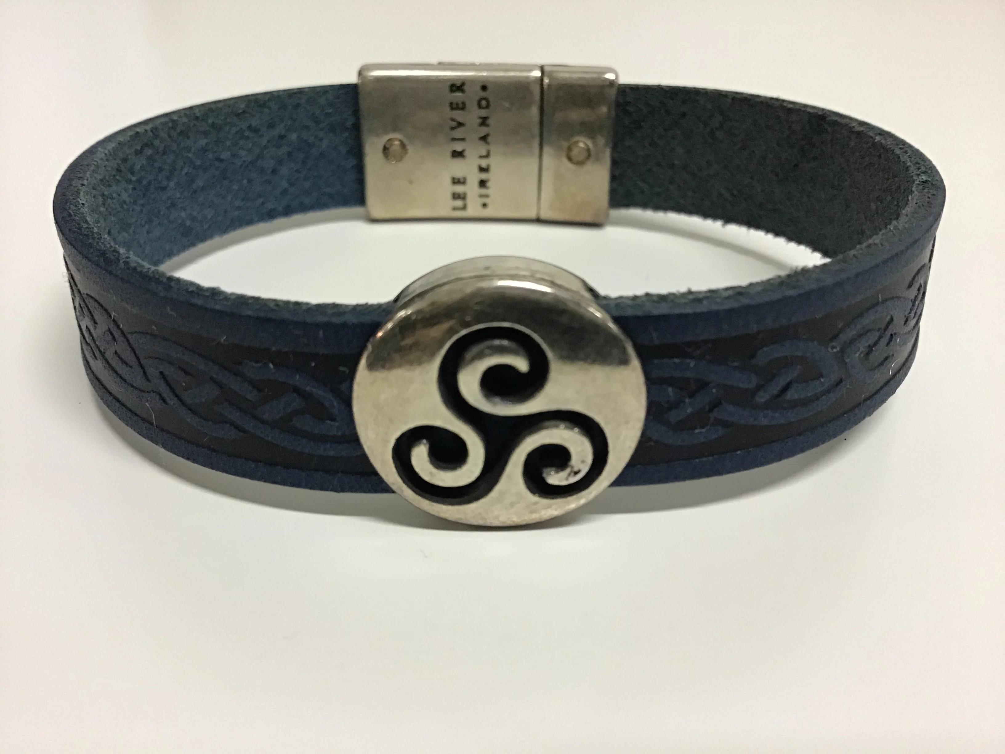 Triskele Narrow Leather Cuff - Image 4