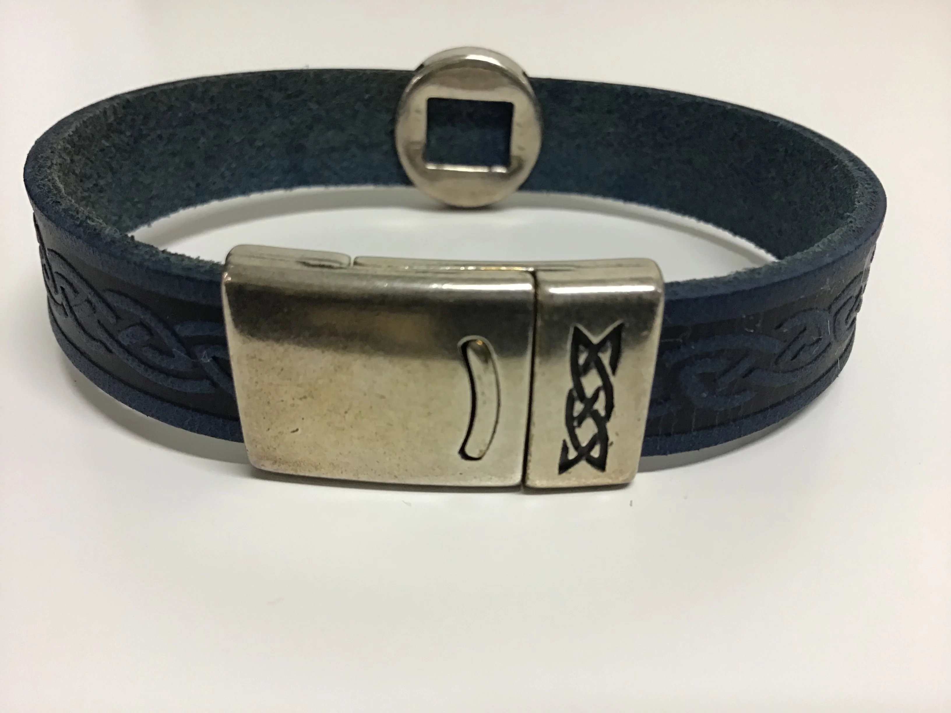 Triskele Narrow Leather Cuff - Image 5