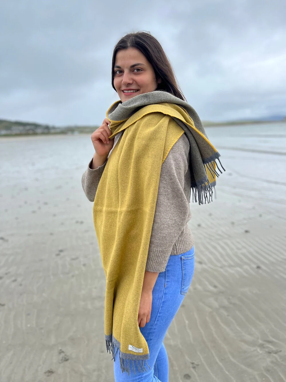 Women's Lambswool and Cashmere Wrap - Image 2